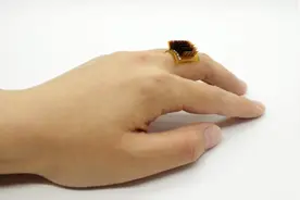 科学家开发出新型可穿戴设备 可将人体热量转换成电量图片
