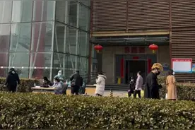 北京大兴亦庄两个园区封闭管理进行核酸检测图片