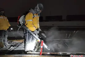 新疆铁路应对降雪大风恶劣天气 保障客货运输安全图片