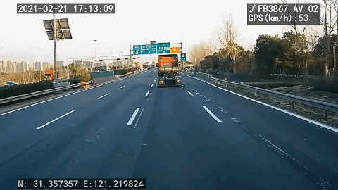 惊险！两辆巨无霸竟然在高速上开起“斗气车”图片