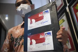 全球连线｜这个国家把总统接种中国疫苗印在了邮票上视频封面