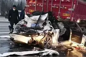 山东临沂一宝马被两货车夹击惨不忍睹，车上两人及时逃出图片