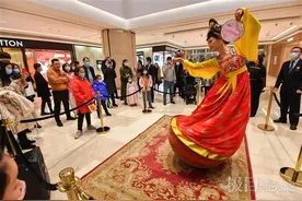 “不倒翁小姐姐”闹元宵图片