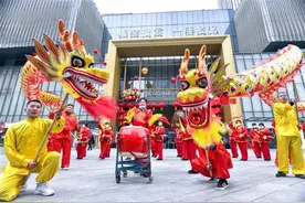 江城商场舞龙猜迷闹元宵，大唐不倒翁小姐姐也来了图片