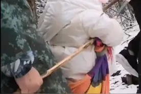 小孩子爬山走不动家长自制滑竿！网友：这个好，就是有点费家长图片