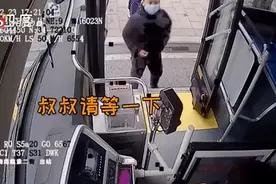 “叔叔请您等一下…”小男孩一个动作刷屏图片