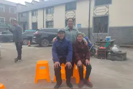 杭州91岁姐姐拉着87岁弟弟，满村炫耀！背后故事看哭了……图片