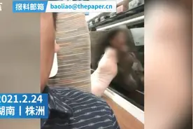 女子高铁上脱鞋搁窗台，前排乘客被熏醒！网友：隔着屏幕都仿佛有味道图片