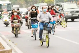 戴头盔让行人，上海立法明确非机动车管理条例5月1日起施行视频封面