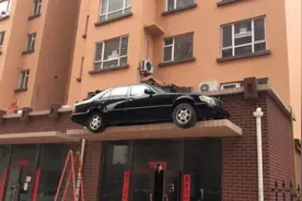 辽宁一奔驰车停上屋檐？记者实地探访，发现真相……图片