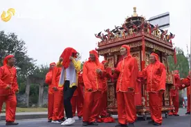 70秒｜咚咚锵~咚咚锵~待我长发及腰 少年用十六人抬镏金大花轿娶我可好？图片