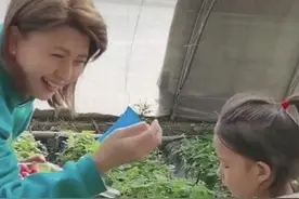 闫学晶小女儿罕见露面 望女儿眼神母爱爆棚图片