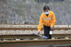 女线路工还清助学贷款，家里正准备盖新房图片