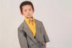 易烊千玺晒童年照告别“小红花”：丧小航，再见图片