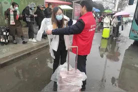 如何助力学子雨中返校？行李箱防湿有妙招图片