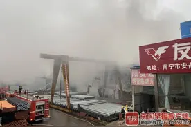 突发！南宁市秀安路一建材市场发生火灾图片