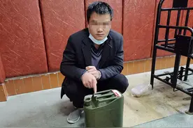 突发！男子购买汽油到KTV自焚，警民联手及时制止……图片