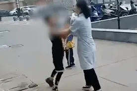 男孩脚踹幼儿挑衅大人，不听劝阻满口脏话图片