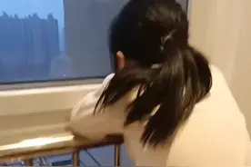 女孩趴窗台蹭对面楼动画片看，妈妈近视啥也没看见！网友：自带八倍镜图片