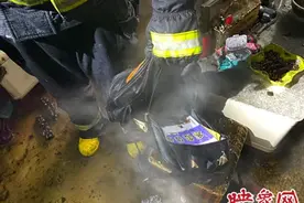 消防员火海救出寒假作业并嘱咐队友“保护好”图片