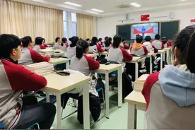 青岛实验高中开学第一课“送你一朵小红花”厚植家国情怀，体悟责任担当，青年人，加油图片