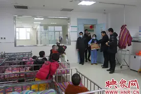 全国劳动模范马豹子到金庚医院看望孤残儿童图片