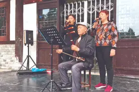 “老二胡” 奏响古镇夕阳红图片