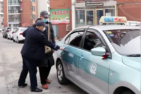 风雨无阻！青岛的哥连续九年免费义务送尿毒症患者透析图片