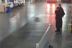 19岁大学生同时交往多个女友，缺钱后冒充警察查车罚款，民警：装得确实挺像图片