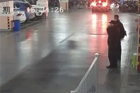 19岁大学生同时交往多个女友，缺钱后冒充警察查车罚款，民警：装得确实挺像图片