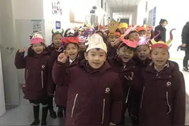 观牛说牛，收“红包”，发拥抱……新学期开学第一天，孩子们收到哪些“花式”惊喜？图片