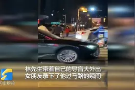 盲人过马路陌生女子无声守护 网友：这世界充满了爱图片