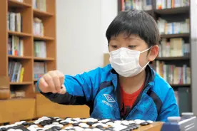 日本男孩被爸爸送错辅导班 三年后战胜职业棋手图片