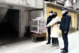 小小年纪不学好竟行窃！警察叔叔可不饶你图片