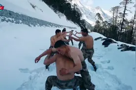 锤炼硬功！边防官兵雪地赤膊抗寒训练图片