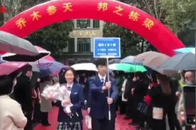 十八岁成人仪式上儿子抱起妈妈，网红校长动情讲述“百善孝为先”图片