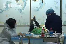 5岁男孩玩耍时啃咬废旧电池 胃部被灼伤紧急送医……图片