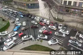 孩子开学第一天就迟到！这个小区的住户崩溃了：家门口这条路到处乱停车，谁能来管管？图片