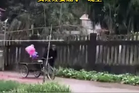 感动！老人冒雨骑三轮5公里，为重外孙女买气球图片