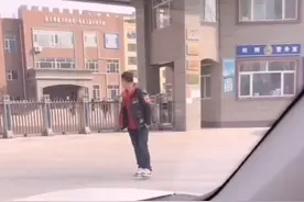 女儿第一天上幼儿园 爸爸校外徘徊几十圈：“长大了是不是就用不着我了？”图片