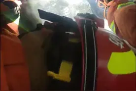 大型“社死”现场！女生洗澡时脚滑被卡蹲便器，消防员走进女生宿舍拆厕所图片