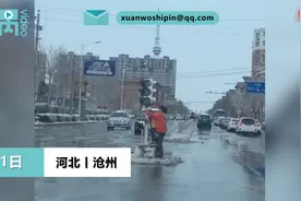 积雪挡红绿灯男孩下车擦拭，网友：做好事不留名，好样的图片
