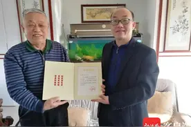 海南现代管理研究院院长王毅武向档案馆捐赠资料 望更多人参与档案事业图片