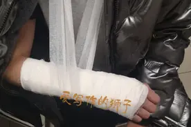 杭州一小学生寒假摔断右手，坚持用左手写完寒假作业图片