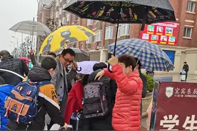 宜宾东辰学校神兽归来，校长大门迎接！开学季，上演一场5000多人的”行李接力赛”图片