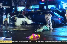 凉城路：轿车失控连撞多车  2人当场身亡5人受伤视频封面