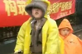 帅呆了！上幼儿园大班的哥哥带小班弟弟骑车回家图片