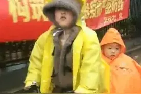 帅呆了！上幼儿园大班的哥哥带小班弟弟骑车回家图片