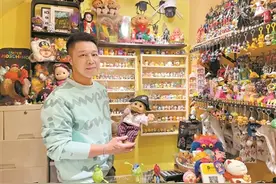 香港夫妇放弃生意来穗淘万件中古玩偶延续情怀图片