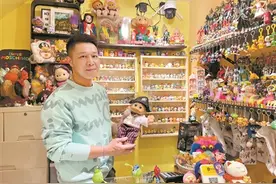 香港夫妇放弃生意来穗淘万件中古玩偶延续情怀图片